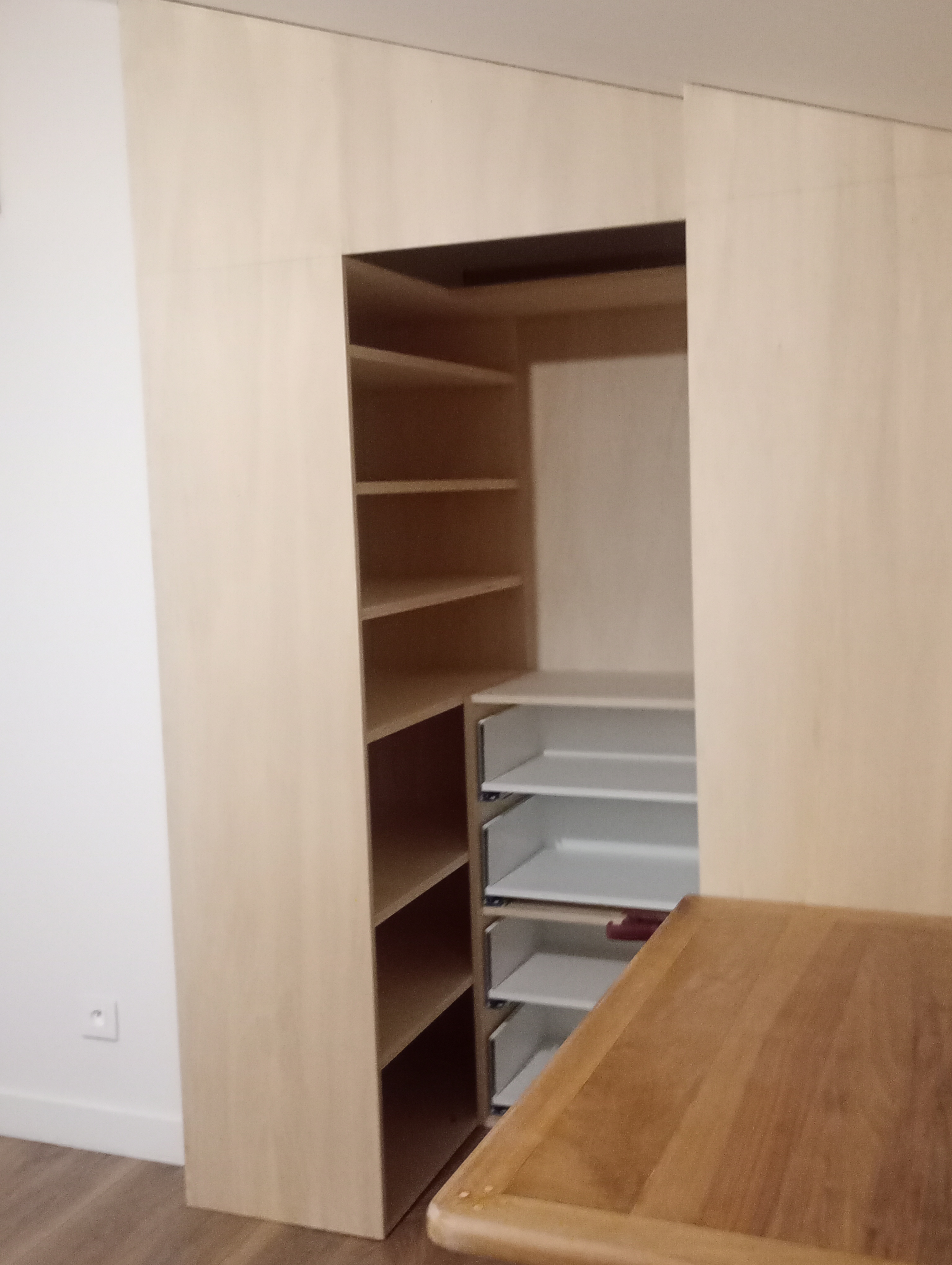 Aménagement sur mesures d'un recoin  - Menuiserie Sirouet