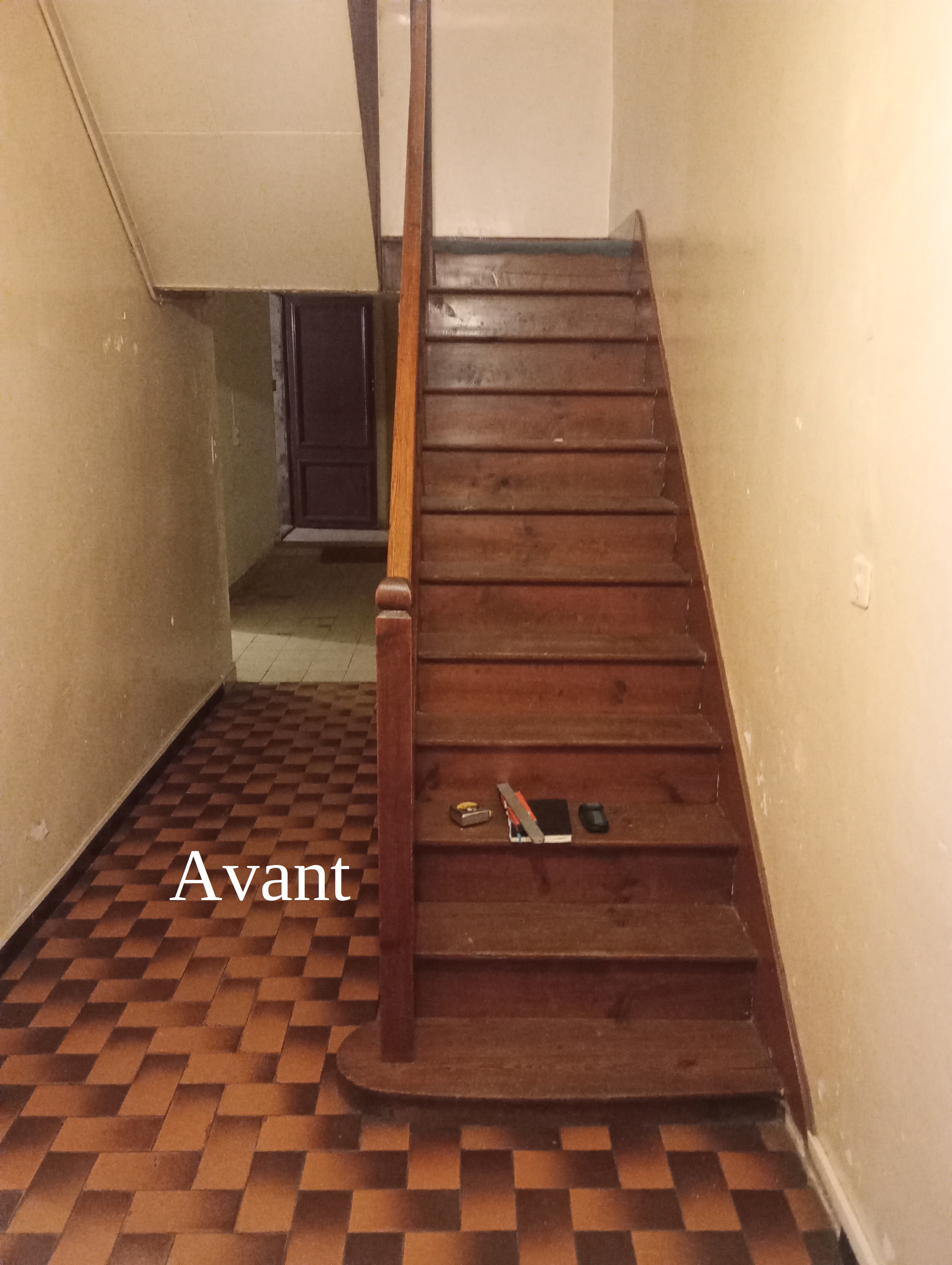 Pose d'escalier en quart de rond en hêtre - Menuiserie Sirouet