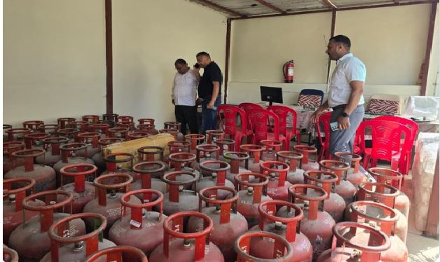 Uttarakhand : STF ने साउथ सिविल लाइंस इलाके में की रेड, 101 अवैध गैस सिलेंडर
