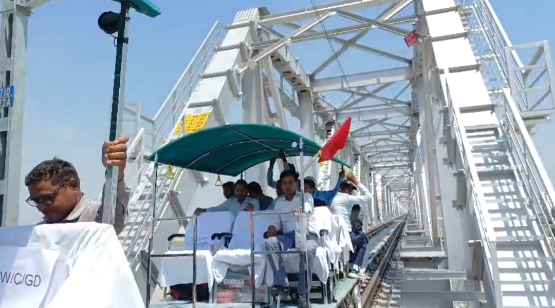 बाराबंकी- सरयू नदी पर बने रेलवे ब्रिज का निरीक्षण,