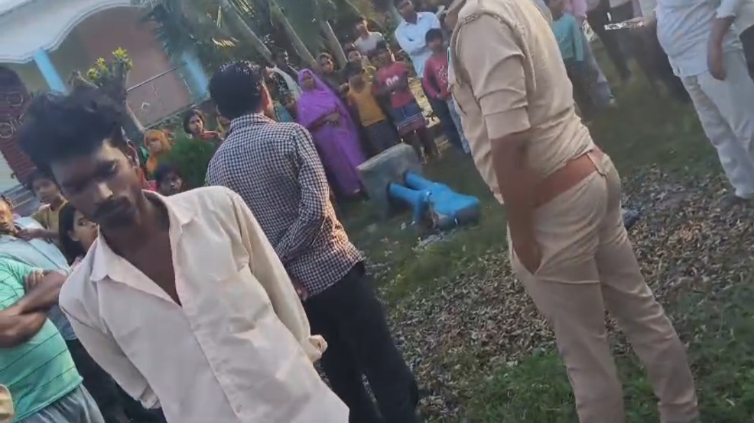 बाराबंकी- देर रात गांव में स्थापित बाबा साहब भीमराव अंबेडकर की प्रतिमा अज्ञात कारणों से गिरकर हुई खंडित नीचे गिरने से प्रतिमा टूटी !