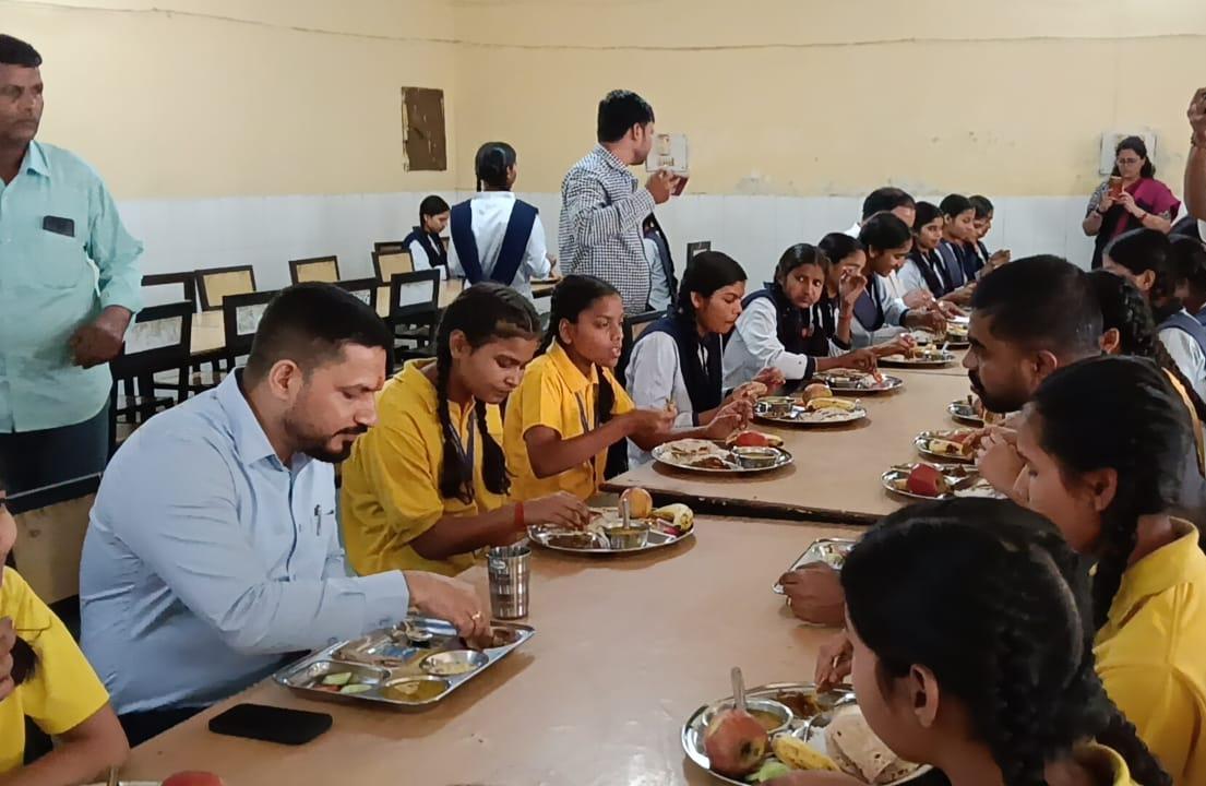 बाराबंकी -जिलाधिकारी ने छात्राओं के साथ बैठकर भोजन किया,
