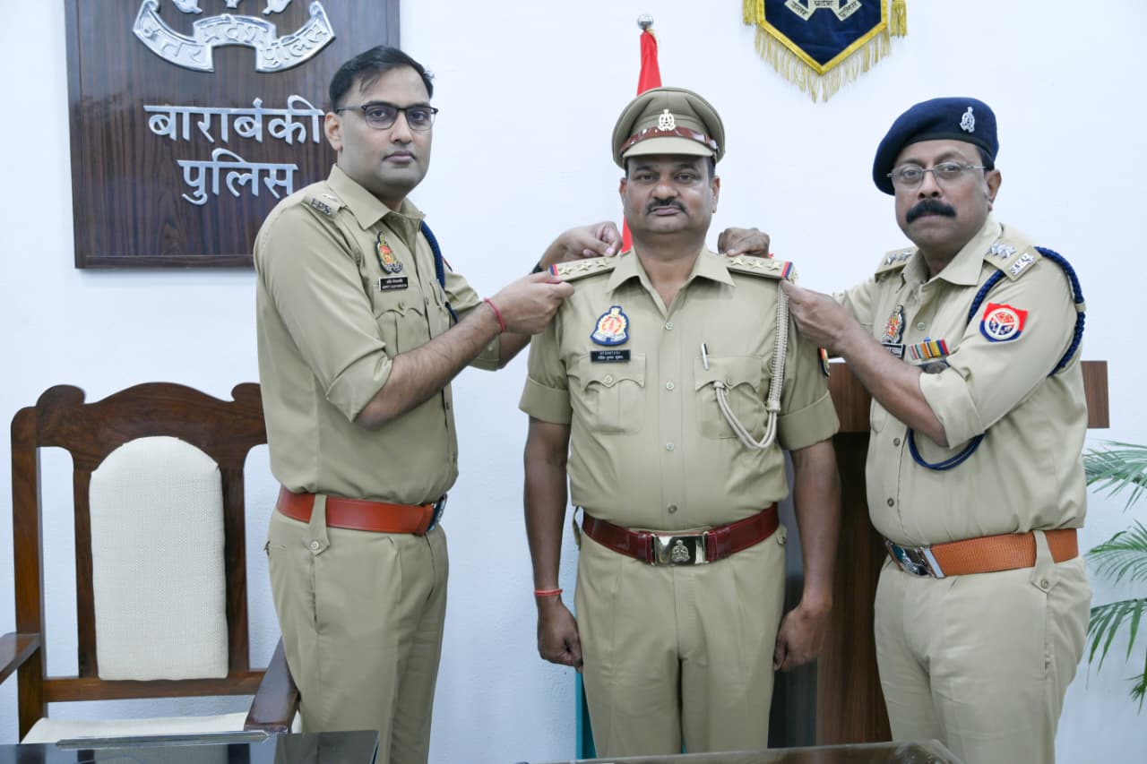 बाराबंकी - तीन उपनिरीक्षकों को मिला प्रमोशन,एसपी अर्पित विजयवर्गीय ने स्टार लगाकर दी बधाई।