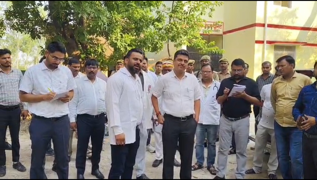 बाराबंकी - जिलाधिकारी ईशान प्रताप सिंह ने  सिरौलीगौसपुर स्थित संयुक्त चिकित्सालय का औचक निरीक्षण किया,निरीक्षण के दौरान अस्पताल में कई अव्यवस्थाएं सामने आईं, जिस पर डीएम ने कड़ी नाराजगी जताते हुए सुधार के सख्त निर्देश दिए।