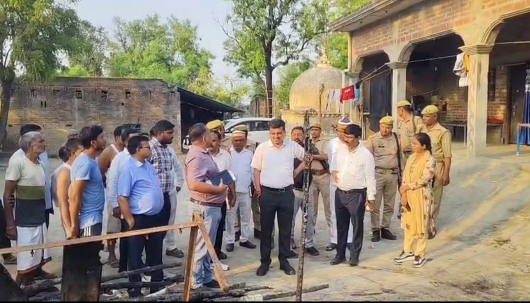 बाराबंकी - भीषण अग्निकांड में 6 छप्पर नुमा घरों के जलने का मामला,जिलाधिकारी ईशान प्रताप सिंह ने गांव पहुंचकर पीड़ितों का जाना हाल,जिलाधिकारी ने पीड़ितों को प्रशासन की तरफ से हर संभव मदद का दिलाया भरोसा।