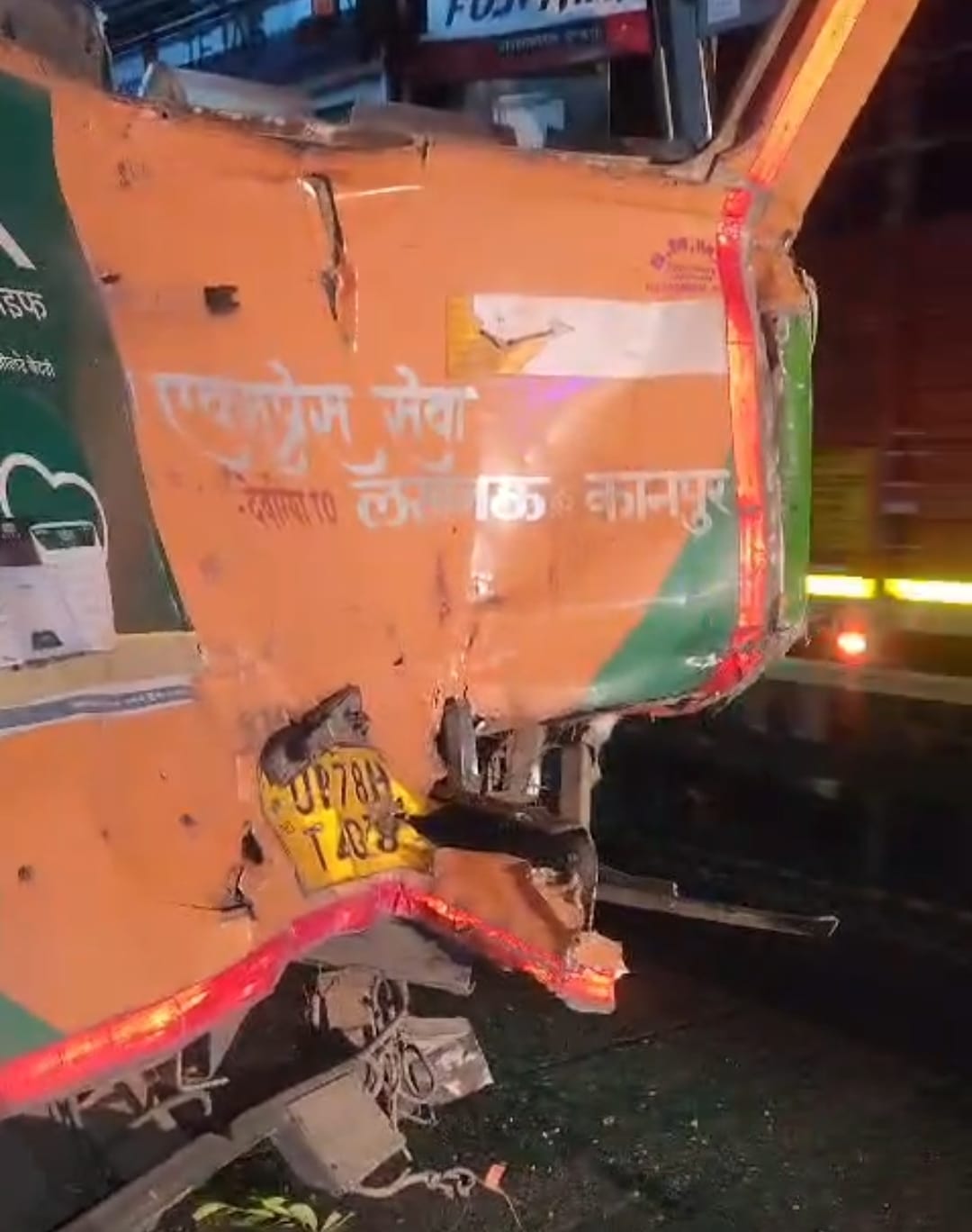 बाराबंकी  - रामसनेहीघाट में NH-27 पर बड़ा सड़क हादसा