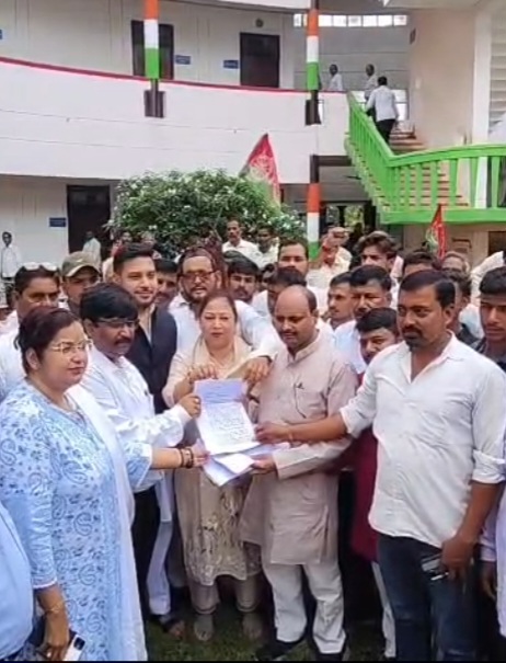 बाराबंकी - खाद की किल्लत और दिल्ली छात्र आंदोलन को लेकर सपा का हल्ला बोल सैकड़ो कार्यकर्ता तहसील पहुंचे।