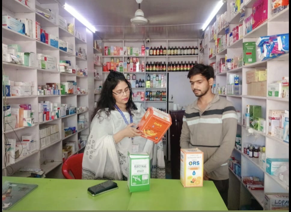 बाराबंकी - जिलाधिकारी के निर्देश पर औषधि निरीक्षक रजिया बानो द्वारा मेडिकल स्टोरों का किया गया औचक निरीक्षण।