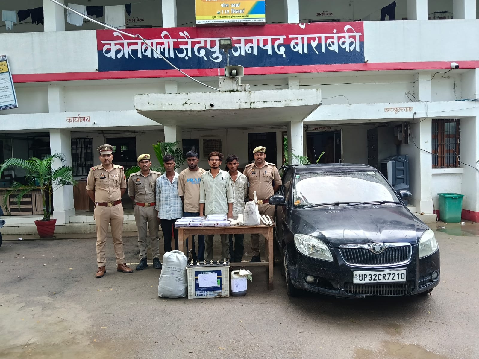 प्रभारी निरीक्षक संतोष कुमार सिंह के नेतृव में थाना जैदपुर पुलिस ने बड़ी कार्रवाई करते हुए अंतर्जनपदीय चोरी करने वाले गिरोह के 4 सदस्यों को किया गिरफ्तार!