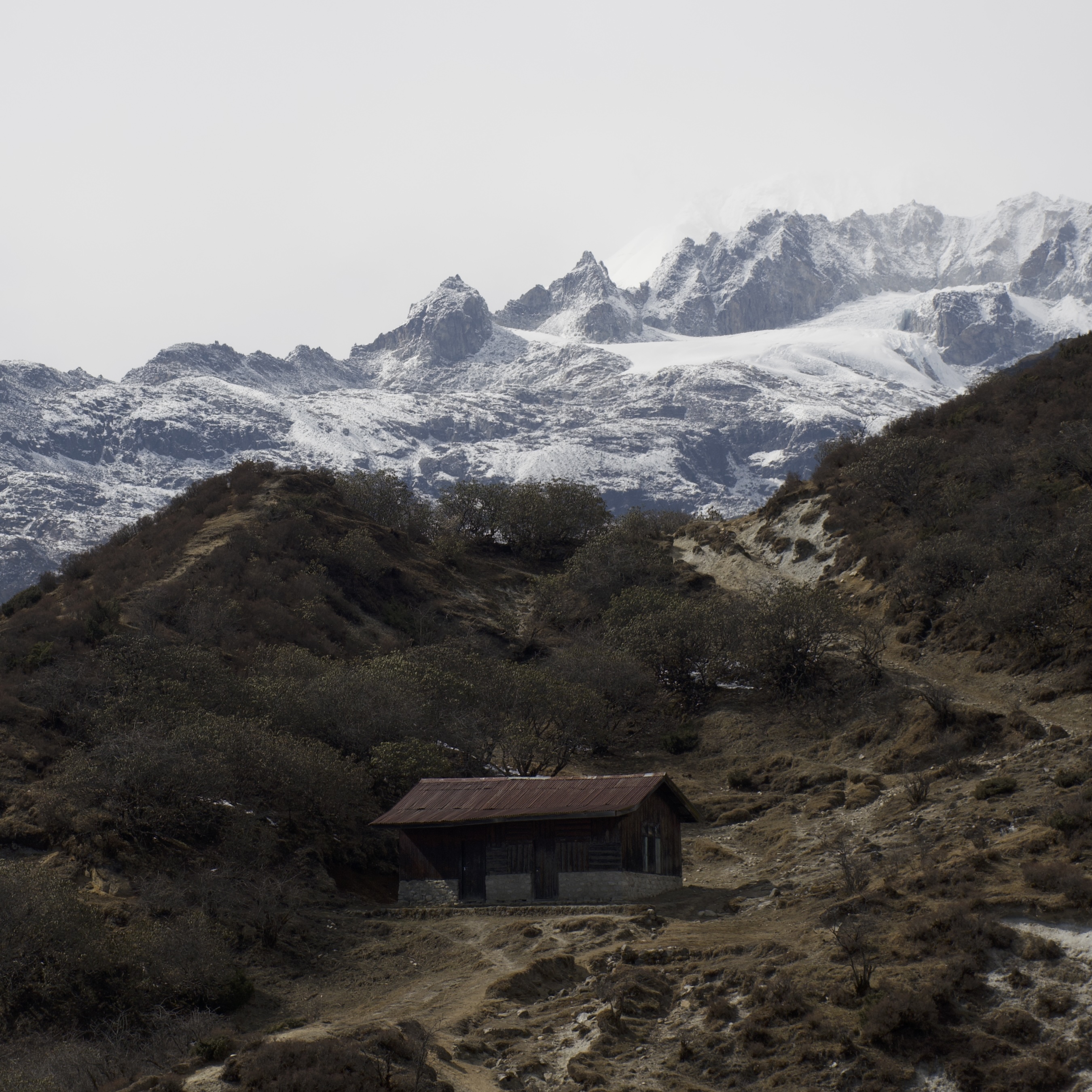 A hut with a backdrop of mountain