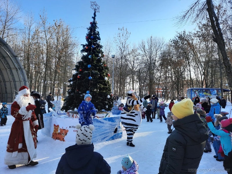 Новый год в пензе. Елка в Пензе на площади 2022 года. Парк елочки праздник. Кострома новый год. Площадь Ленина новый год.