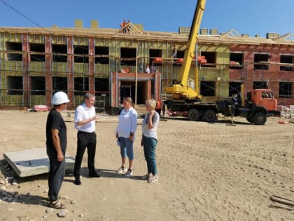 В ходе рабочей поездки в Лунинский район Дмитрий Каденков проконтролировал ход строительства школы в селе Большой Вьяс