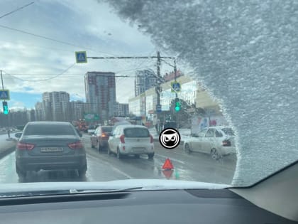 В Пензе у торгового центра «Стрелецкий» столкнулись две легковушки