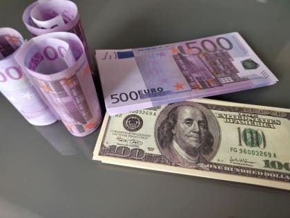 Центробанк понизил курс доллара и евро 11 января