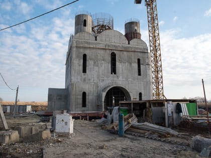 Митрополит Серафим освятил крест и купол строящегося духовно-просветительского центра в жилом комплексе «Лугометрия»