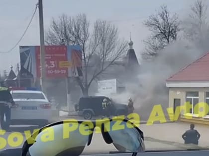 Пензенцы опубликовали кадры тушения пылающей иномарки в Бессоновке