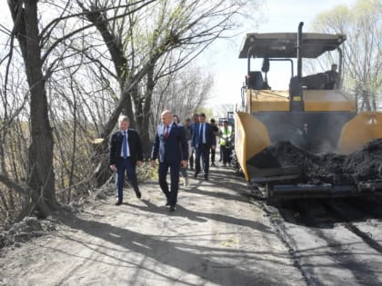 Юрий Зиновьев и Александр Басенко прокомментировали ход работ по ремонту дороги в микрорайоне Заря