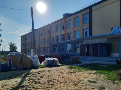 Олег Мельниченко проверил, как идет капитальный ремонт школ в Башмаковском районе