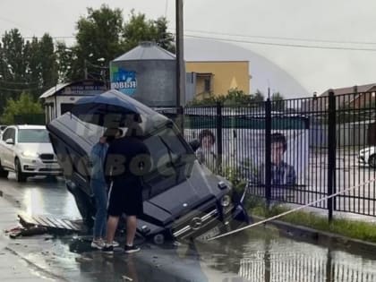 В Пензе на улице Терновского Gelandewagen утонул в луже