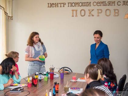 В Пензе Анна Кузнецова посетила фонд «Покров», который она создавала