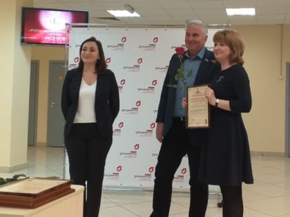 Владимир Кириллов вручил благодарственные письма регионального парламента лучшим сотрудникам МФЦ