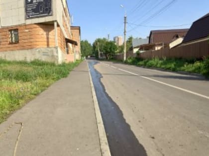 По улице Тамбовской в Пензе три месяца течет вода