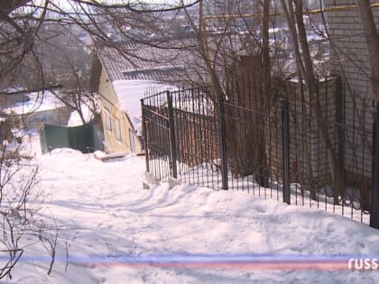 Жители каких улиц чаще всего жалуются на скользкие дорожки и как с гололедом борются коммунальщики