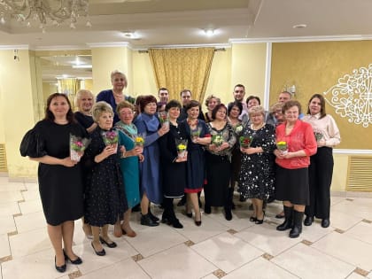 Единороссы поздравили с наступающим женским днем Совет общественности Ленинского района