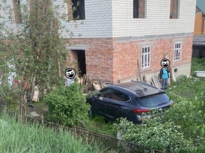 В Пензе на улице Свободы легковушка пробила забор и врезалась в недостроенный дом