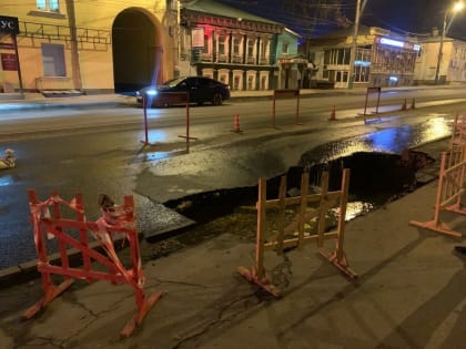 В центре Пензы образовалась огромная дыра в асфальте