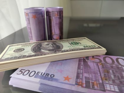 ЦБ РФ понизил курс доллара и евро почти на 1,5 рубля