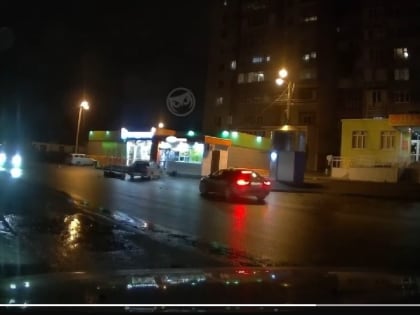 В Пензенской Терновке автомобиль-невидимка влетел в магазин, а другой – в забор: видео