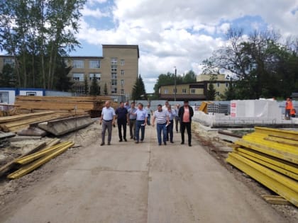Глава минстроя удовлетворен ходом работ на объектах в Кузнецке