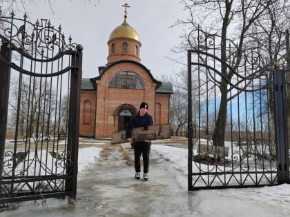 Волонтерское движение «За спасиБо» организовало субботник на территории храма в Оленевке