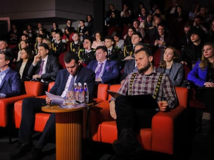 В Национальном центре «Россия» прошел открытый диалог с Денисом Мантуровым