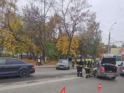 В Пензе рядом с ТЦ «Красные холмы» произошло жесткое ДТП