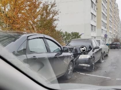Ночью в Пензе на улице Сумской врезались в припаркованную машину, а после скрылись