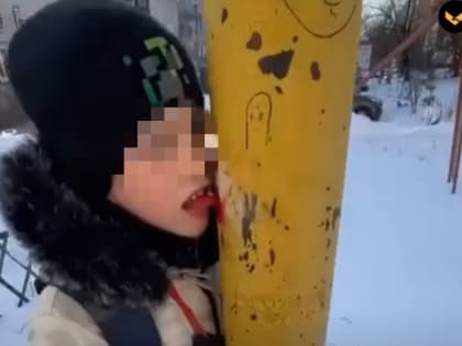 Пензячка помогла ребенку, который прилип языком к столбу