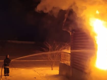 Пожар в поселке Ленинский Пензенской области тушили 14 человек