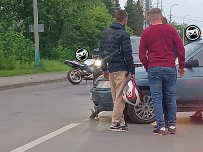 На улице Измайлова в Пензе столкнулись мотоцикл и легковушка