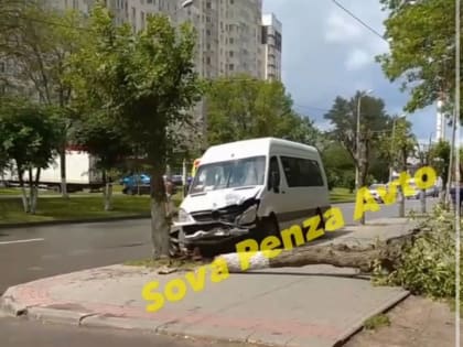 Появилось видео с места ДТП с маршруткой на улице Ленинградской в Пензе