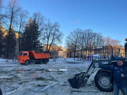 Сотрудники коммунальных предприятий устраняют последствия непогоды