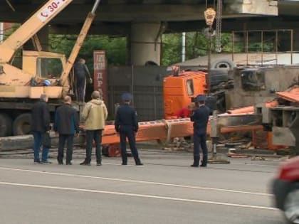В Пензе рухнувший автокран поднимали несколько часов