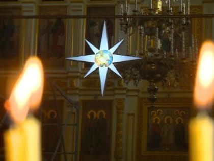 Покровскому собору к Рождеству подарили более 500 роз и лилий