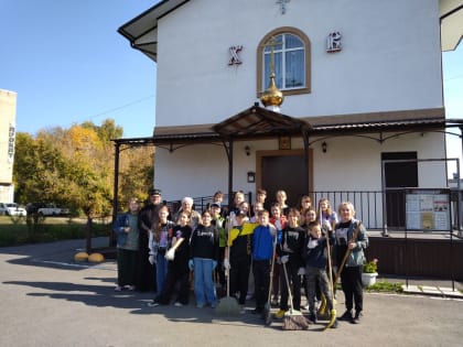 Учащиеся общеобразовательной школы № 71 приняли участие в уборке территории храма Трех святителей Вселенских