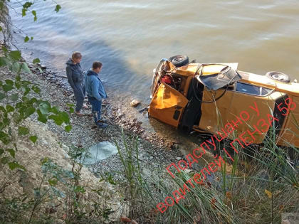 Очевидцы: машина упала с обрыва в Сурское водохранилище