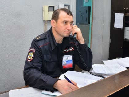 Полицейские Никольского района установили мужчину, повредившего молотком стекла автомобиля
