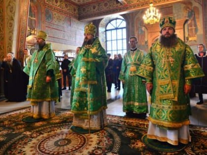 В день преставления преподобного Сергия Радонежского митрополит Серафим совершил Литургию в Черниговском скиту Троице-Сергиевой лавры