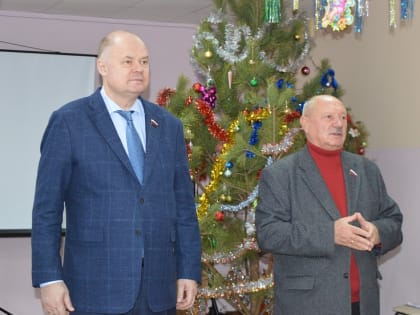 Воспитанникам социального центра в Кичкилейке вручили новогодние подарки