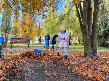 Молодогвардейцы Заречного провели уборку в городском парке